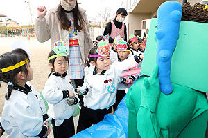 今日は節分　みんなで豆まきをしました　　年少組