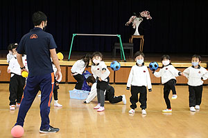 体操教室「ボール投げ」　ひまわり・さくら・たんぽぽ