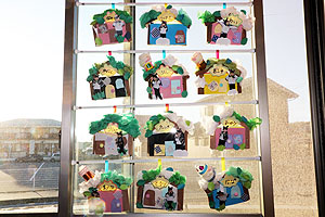 作品展の各クラスの個性あふれる作品　　　年少組