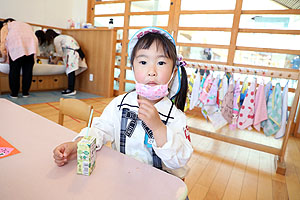 入園1日目初めてのお給食の様子です　年少組