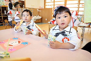 入園1日目初めてのお給食の様子です　年少組