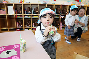 入園1日目初めてのお給食の様子です　年少組