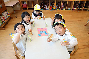 入園1日目初めてのお給食の様子です　年少組