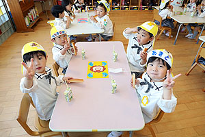 入園1日目初めてのお給食の様子です　年少組