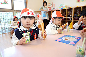 入園1日目初めてのお給食の様子です　年少組