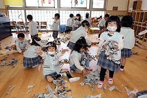 新聞紙を使って楽しい遊び　　たんぽぽ