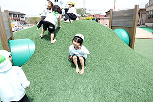 築山コーナーでいっぱい遊んだよ　りす・ことり