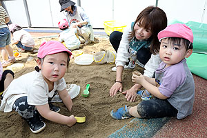 お砂場遊び　たのしかったね　ひよこ