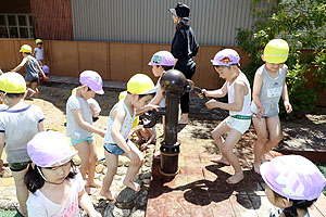 おもいっきり水遊び！　ひまわり・すみれ