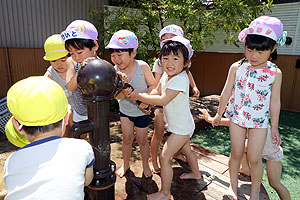 おもいっきり水遊び！　ひまわり・すみれ