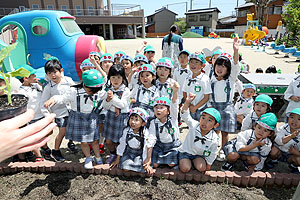 エンゼル畑に野菜の苗を植えました！　年長組