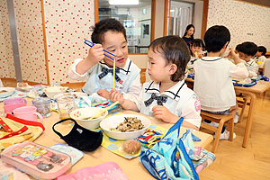 ランチルームでお給食を食べました　D