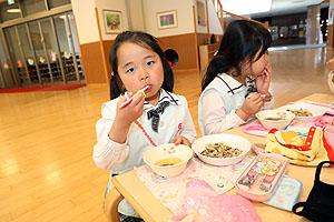 ランチルームでお給食を食べました　D