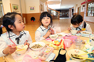 ランチルームでお給食を食べました　D