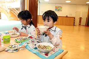 ランチルームでお給食を食べました　D