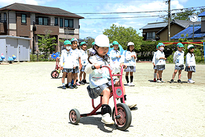 三輪車でリレー競争　　A