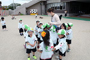 元気いっぱい園庭遊び！　ぱんだ・きりん・ことり