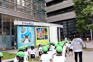 プラネタリウム見学　たくさんの星がきれいだったね　A・B