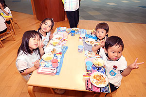 ランチルームでお給食を食べました　さくら・Ｃ