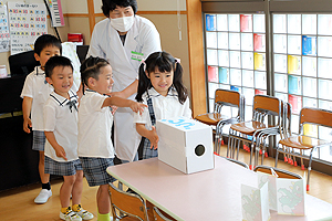 科学教室で「空気のパワー」について学びました！　ひまわり・さくら・たんぽぽ