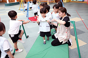 鉄棒　前回りにチャレンジ‼　　ことり