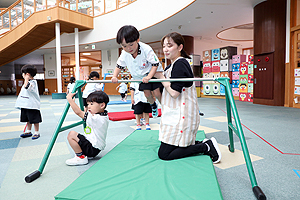 鉄棒　前回りにチャレンジ‼　　ことり