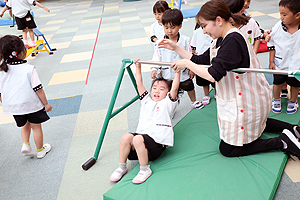 鉄棒　前回りにチャレンジ‼　　ことり