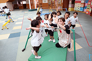 鉄棒　前回りにチャレンジ‼　　ことり