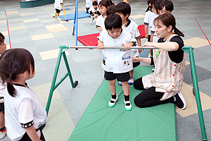 鉄棒　前回りにチャレンジ‼　　ことり