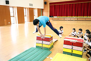 体操教室　- 跳び箱 -　　ばら