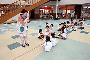 つなひきに挑戦！　ひまわり・ばら