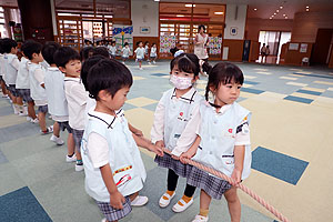 つなひきに挑戦！　ひまわり・ばら