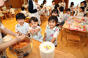 ランチルームでお給食を食べました　こあら・ひまわり