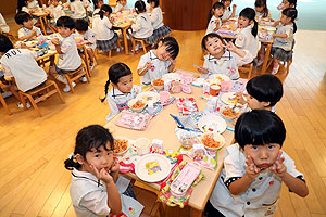 ランチルームでお給食を食べました　こあら・ひまわり