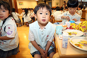 ランチルームでお給食を食べました　こあら・ひまわり