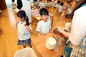 ランチルームでお給食を食べました　こあら・ひまわり