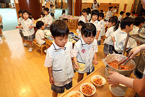 ランチルームでお給食を食べました　こあら・ひまわり