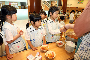 ランチルームでお給食を食べました　こあら・ひまわり