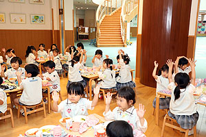 ランチルームでお給食を食べました　こあら・ひまわり