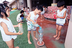 おもいっきり色水遊び　楽しかったね‼　さくら