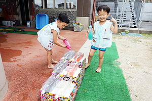 おもいっきり色水遊び　楽しかったね‼　さくら