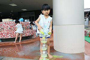 おもいっきり色水遊び　楽しかったね‼　さくら