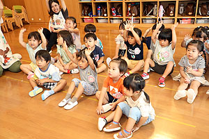 9月生まれの誕生会　松岡先生の絵本の朗読　ひよこ組