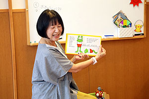 9月生まれの誕生会　松岡先生の絵本の朗読　ひよこ組