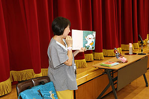 9月生まれの誕生会　松岡先生の絵本の朗読　年少組