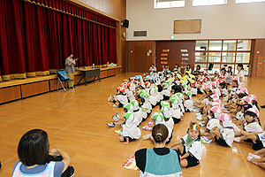 9月生まれの誕生会　松岡先生の絵本の朗読　年少組