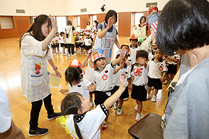 9月生まれの誕生会　松岡先生の絵本の朗読　年少組