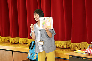 9月生まれの誕生会　松岡先生の絵本の朗読　年中組