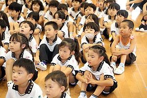 9月生まれの誕生会　松岡先生の絵本の朗読　年長組