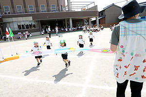 運動会予行が行われました　かけっこ　年少組